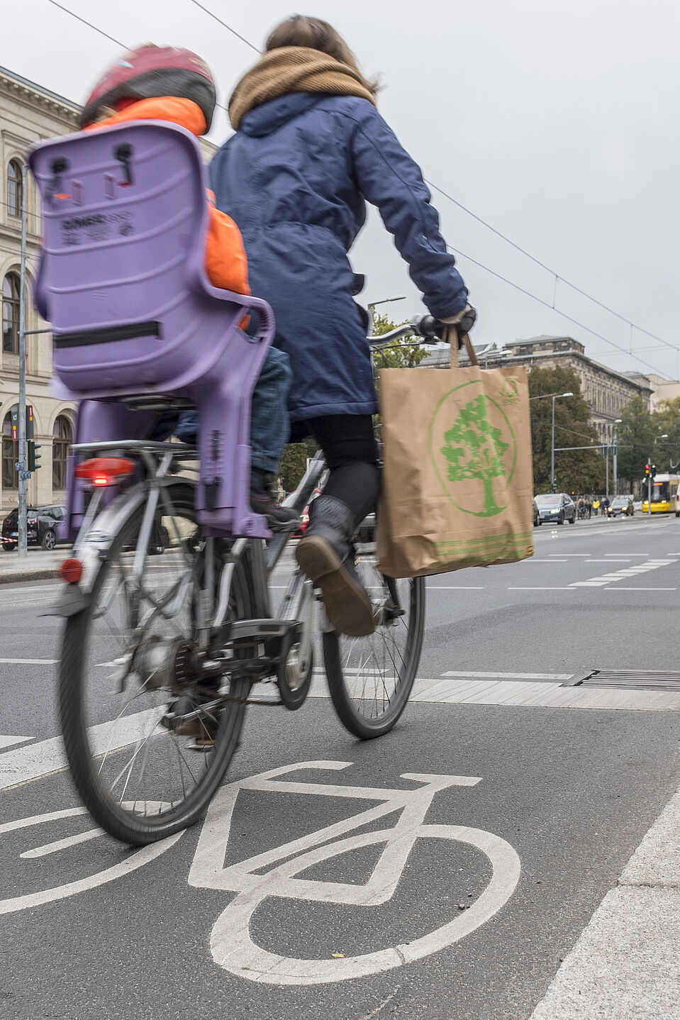 Fahrradfahren in der Stadt Fahrradfahren in der Stadt. Hier: Invalidenstraße, Berlin-Mitte.
